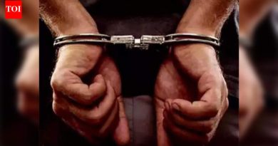 बलात्काराच्या आरोपाखाली बहिष्कृत गुन्हेगार अटक, हवालदार निलंबित