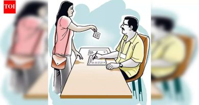 मतदान केंद्रावरील शेवटच्या तासांच्या गर्दीचे व्यवस्थापन करण्यासाठी निवडणूक अधिकारी टोकन प्रणाली सुरू करतात