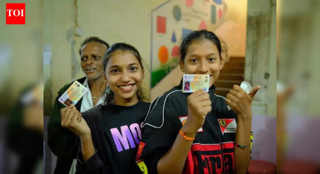 सेल्फीपासून मतपत्रिकांपर्यंत, पुण्याचे जनरल झेड यांनी नागरी निवडणुकीत पहिले मतदान केले