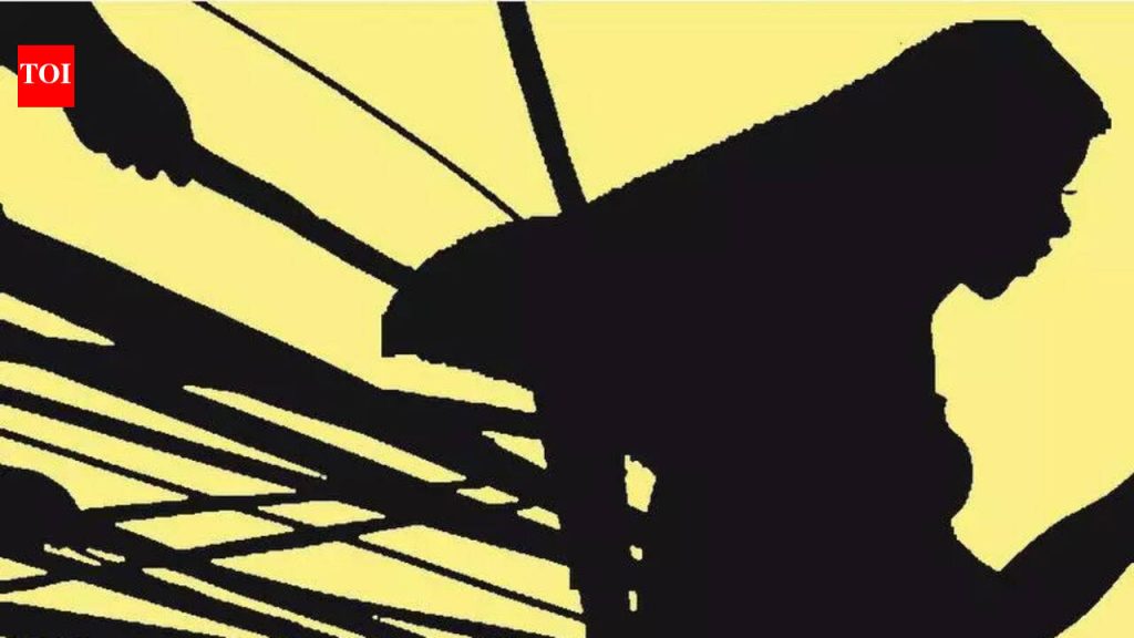 उमेदवाराला पाठिंबा दिल्याने महिला आणि कुटुंबाला मारहाण केल्याप्रकरणी पाच जणांवर गुन्हा दाखल