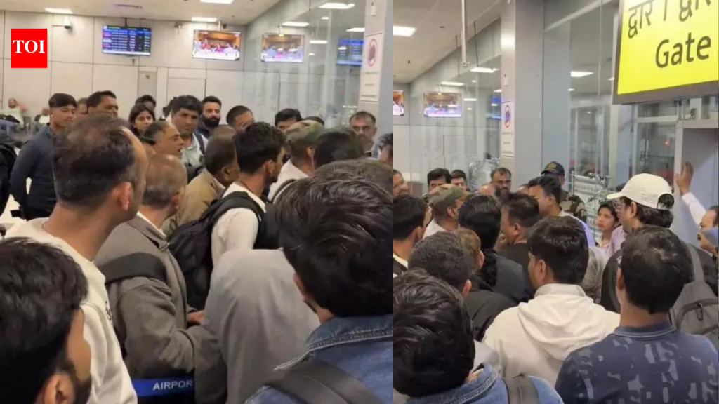 Akasa chaos: पुणे-अहमदाबाद विमान पायलटशिवाय अडकले, पार्किंग बे; फ्लायर्सची 11 तासांची प्रतीक्षा रद्द झाल्यावर संपते