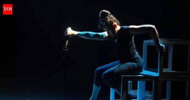 ‘अ वुमन ऑर नॉट टू बी’ हॅम्लेटची स्त्री म्हणून पुनर्कल्पना करते | पुणे बातम्या