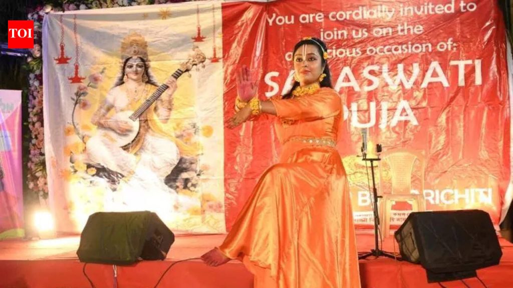 सरस्वती पूजनाचा उत्सव पुण्यातील गृहनिर्माण सोसायट्यांमध्ये विस्तारला | पुणे बातम्या