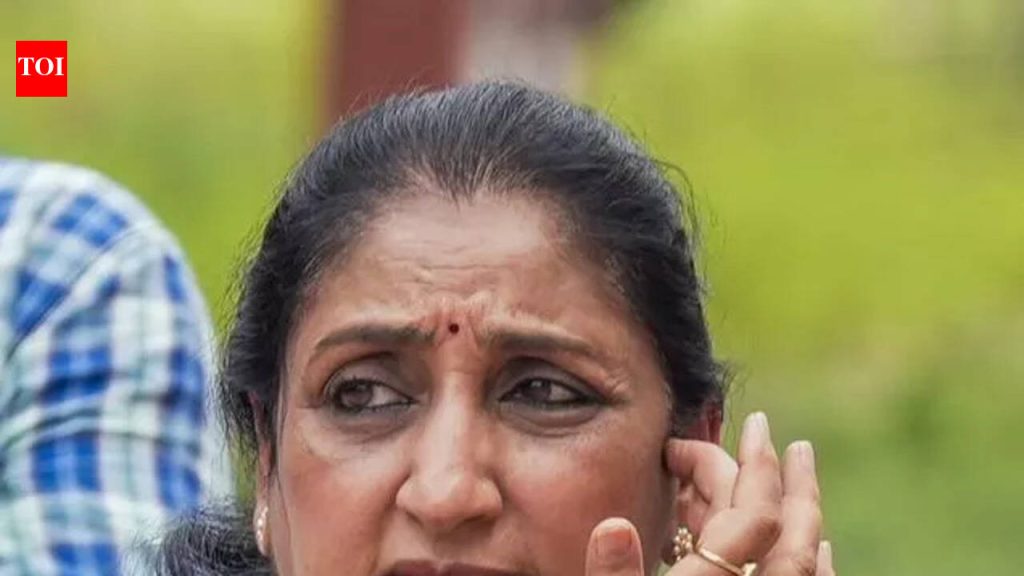 पवारांशी चर्चा न करता सुनेत्रा मुंबईला रवाना, कुटुंबीय नाराज | पुणे बातम्या