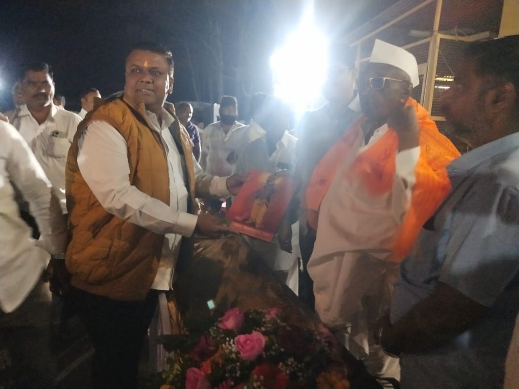 भाजप चा उमेदवार एक मुठीने निवडून द्या के डी सोनवणे.  कामथडी भोंगवली गटात महादेव सोनवणे याना मतदारांचा प्रतिसाद