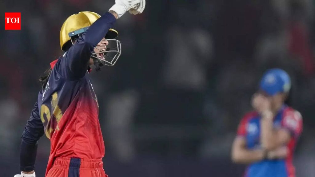 दिल्ली कॅपिटल्स चौथ्यांदा दुर्दैवी आहे कारण स्मृती मानधनाच्या आरसीबीने विक्रमी पाठलाग केल्यानंतर दुसरी डब्ल्यूपीएल ट्रॉफी जिंकली