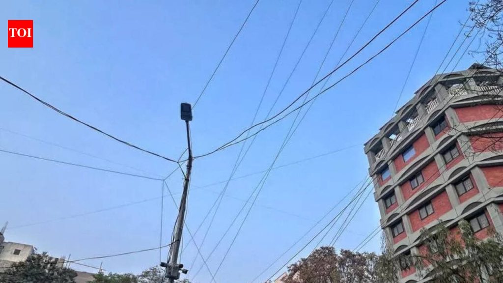 सर्रासपणे बेकायदेशीर ओव्हरहेड केबल्स PMC साठी धोका आहे