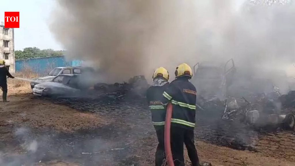 येरवड्यात आगीत 20 हून अधिक कार, 50 दुचाकी जळून खाक