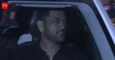 मुंबईत उपांत्य फेरीत सहभागी झाल्यानंतर, एमएस धोनी T20 विश्वचषक फायनलसाठी अहमदाबादला पोहोचला – पहा