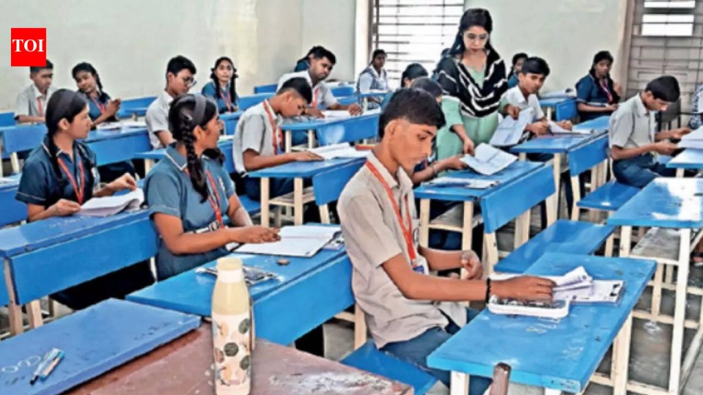 संपूर्ण महाराष्ट्रात एचएससी आणि एसएससी परीक्षांमध्ये कॉपी करण्यास मदत करणाऱ्या शिक्षक, शाळा कर्मचाऱ्यांना बोर्डाने निलंबित केले आहे
