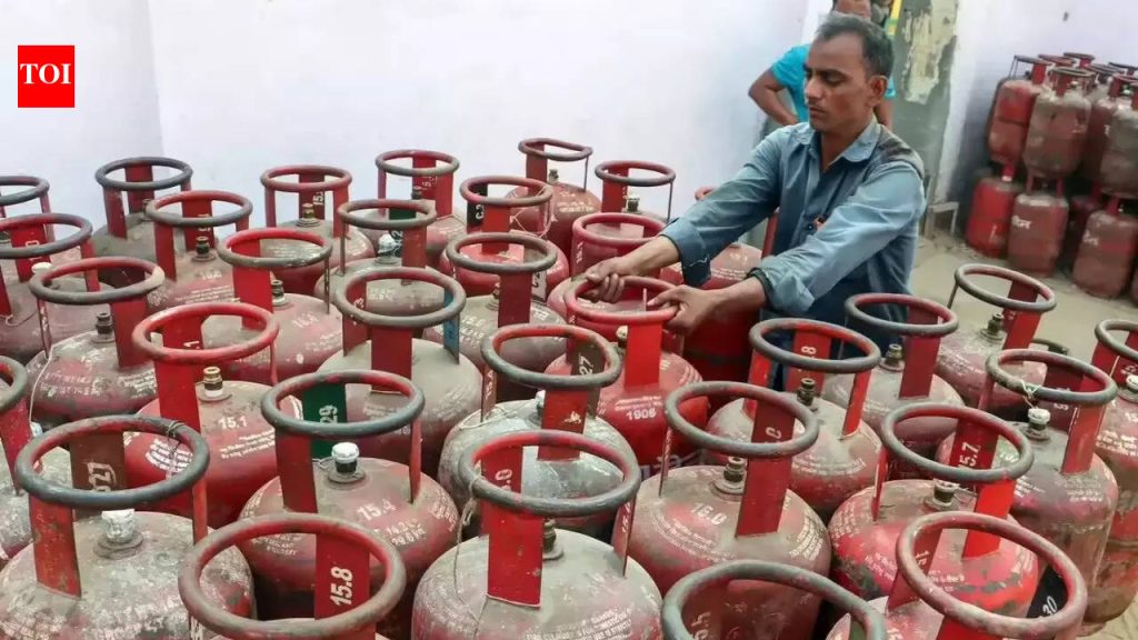 LPG टंचाईमुळे महाराष्ट्रात मध्यान्ह भोजन योजनेअंतर्गत खिचडी धोक्यात आली आहे