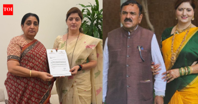 काळी जादू, ज्योतिषी लैंगिक अत्याचार प्रकरणातील पीडितांना धमकावण्याच्या आरोपांमुळे महाराष्ट्र महिला समितीच्या प्रमुख रुपाली चाकणकर यांचा राजीनामा