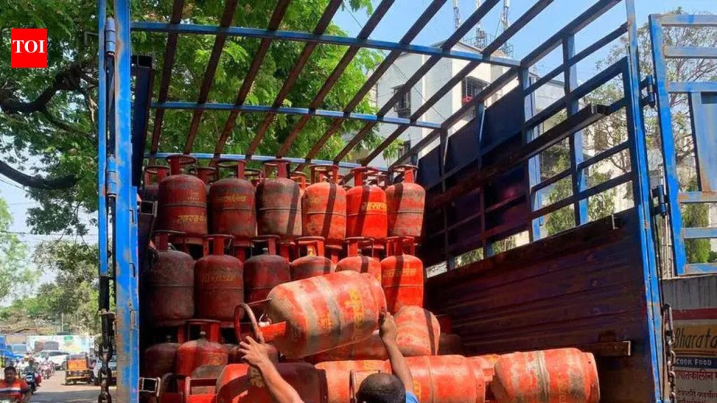 एलपीजीच्या प्राधान्य यादीत आणखी क्षेत्रांचा समावेश झाला आहे, परंतु पुण्यातील जमिनीवर पुरवठा अजून सुधारलेला नाही