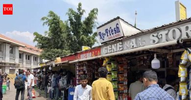 पुणे रेल्वे स्थानकावर मर्यादित पर्यायांमध्ये प्रवाशांना परवडणाऱ्या पूर्ण जेवणाच्या पर्यायांची मागणी आहे