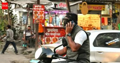 दुचाकी चालवताना मोबाईल फोन वापरल्याप्रकरणी गेल्या दोन महिन्यांत 11,000 गुन्हेगारांना दंड : पुणे शहर वाहतूक पोलिस