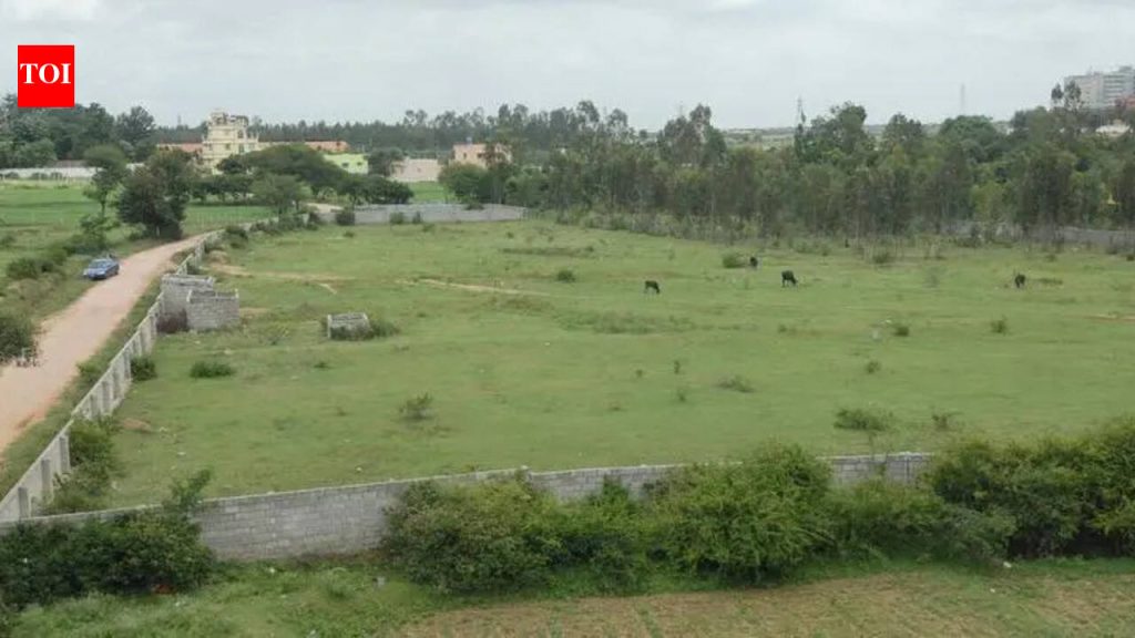 जमिनीच्या नोंदीमध्ये छेडछाड केल्याप्रकरणी 15 जिल्हा महसूल अधिकाऱ्यांसह 3 उपजिल्हाधिकाऱ्यांना सक्तीच्या रजेवर पाठवण्यात आले आहे.