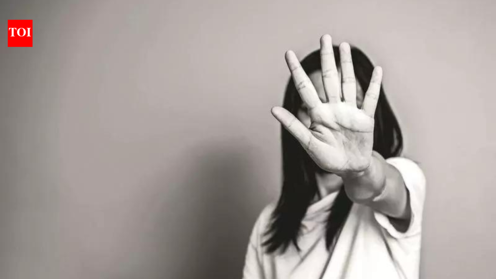 बलात्कार प्रकरणात निर्दोष सुटल्यानंतर अल्पवयीन मुलीचा विनयभंग केल्याप्रकरणी महाराष्ट्रातील एक व्यक्ती पुन्हा तुरुंगात गेला आहे