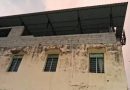 सातारा जिल्ह्यात मुसळधार पाऊस आणि वाऱ्यामुळे झेडपी शाळेची भिंत कोसळून ६५ वर्षीय महिलेचा मृत्यू झाला.