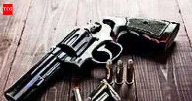 अटक टाळण्यासाठी पोलिसांवर गोळीबार केल्याप्रकरणी दोघांना हवे होते
