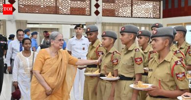 8 व्या CPC पॅनेलने अपंगत्व पेन्शन कराच्या रांगेत जखमी सैनिकांची भेट घेतली