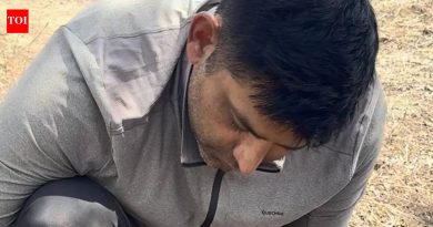 स्वयंसेवकांनी कोंढव्याच्या शहरी जंगलात पाण्याच्या बाटलीतून उष्माघात झालेल्या, निर्जलीकरण केलेल्या सापाचे पुनरुज्जीवन केले