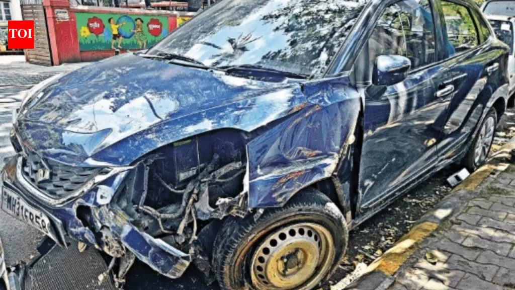 पुण्यातील गरवारे पुलावरून कार रेलिंगवरून घसरल्याने मद्यधुंद बीबीएचा विद्यार्थी जखमी