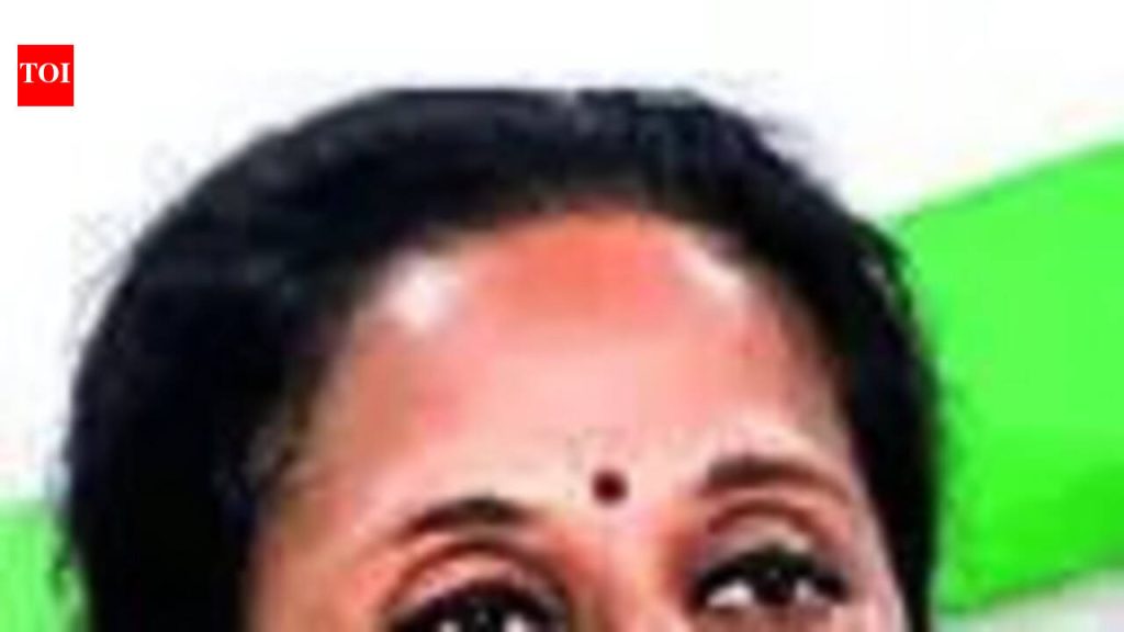 मुख्यमंत्र्यांनी पुणे सीपींना सक्तीच्या रजेवर पाठवावे : सुप्रिया