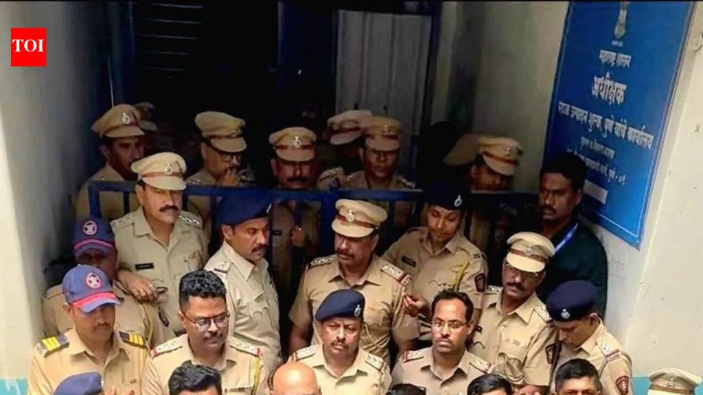 पुणे हौच मृत्यूप्रकरणी युवक काँग्रेसच्या सदस्यांनी आंदोलन केले, उत्पादन शुल्क कार्यालयाला टाळे ठोकले