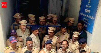 पुणे हौच मृत्यूप्रकरणी युवक काँग्रेसच्या सदस्यांनी आंदोलन केले, उत्पादन शुल्क कार्यालयाला टाळे ठोकले