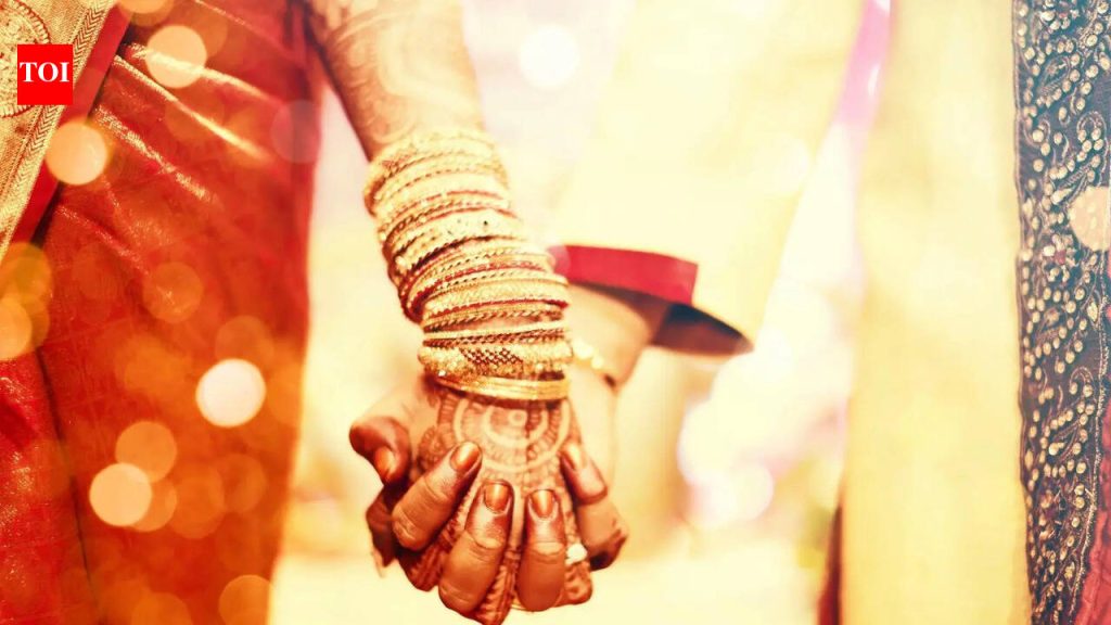 अल्पवयीन मुलीचे पालक, वराने तिच्या लग्नासाठी बुकींग केले