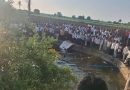 महाराष्ट्रातील सोलापूरमध्ये पिकअप व्हॅन विहिरीत पडल्याने 8 जणांचा मृत्यू झाला आहे महाराष्ट्रातील सोलापूरमध्ये पिकअप व्हॅन विहिरीत पडल्याने 8 जणांचा मृत्यू झाला आहे