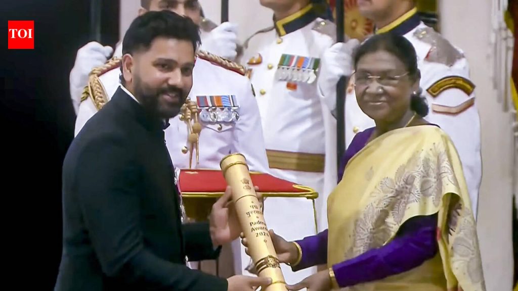 भारतीय क्रिकेटमधील अतुलनीय योगदानाबद्दल रोहित शर्माला पद्मश्रीने सन्मानित करण्यात आले