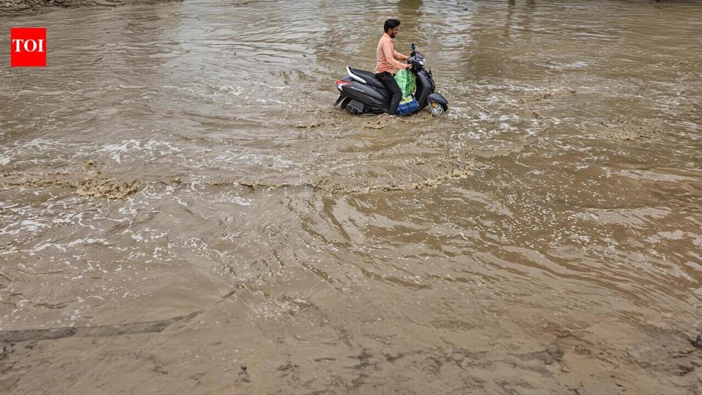 मान्सून 12 दिवसांनी उशीरा, परंतु अराजकता वेळेवर येते: पहिल्या सामान्य स्पेलमुळे इन्फ्रा गॅपमध्ये शहर पंगू होते