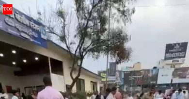 गुन्हेगारांना मोठा संदेश पाठवणे: खराडी पोलिसांनी बेकायदेशीर मॉडिफाइड सायलेन्सर बसवलेल्या ४५ बाईक जप्त, बुलडोझरचा वापर करून एक्झॉस्ट क्रश | पुणे बातम्या