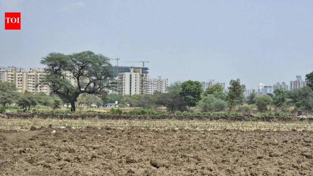 महाराष्ट्रात शेतकरी कर्जमाफीच्या अंमलबजावणीला उशीर करण्यासाठी आयटी लाभार्थींच्या केंद्राच्या डेटाची प्रतीक्षा करा, विरोधकांचा दावा
