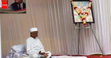 अहिल्यानगरमध्ये हजारे मूक आंदोलनात सहभागी, केंद्रीय शिक्षणमंत्र्यांनी राजीनामा द्यावा