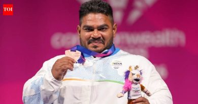 एकेकाळी भाजी विक्रेते आणि ई-रिक्षा चालक असलेल्या झंडूने आता CWG व्यासपीठावर स्थान मिळवले आहे