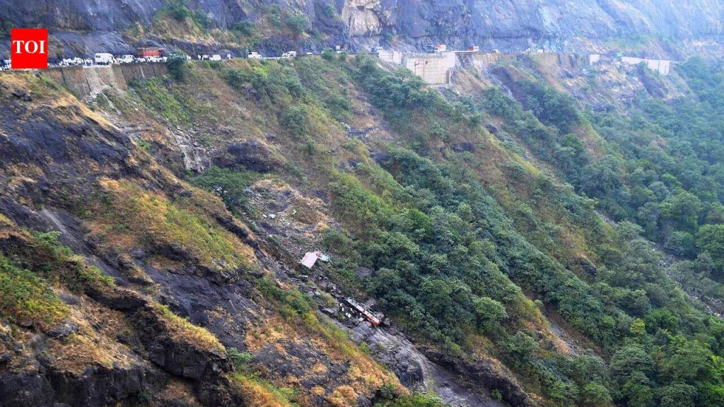 रस्ता खचल्याने माळशेज घाट पुढील सूचना मिळेपर्यंत वाहतूक बंद