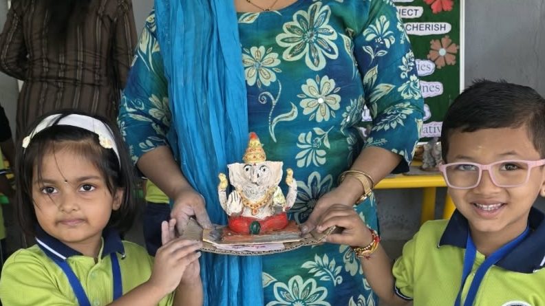 कॅम्ब्रिज ग्लोबल स्कूल व प्री-स्कूल, भोर येथे विद्यार्थी व पालकांचा उत्साहत पर्यावरणपूरक ‘गणेश मूर्ती बनवणे’ उपक्रम  संपन्न