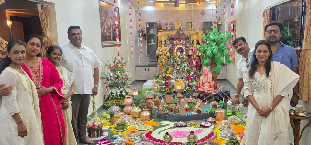 रोहन बाठे यांच्या निवासस्थानी गणपती-गौरीचे उत्साहात आगमन